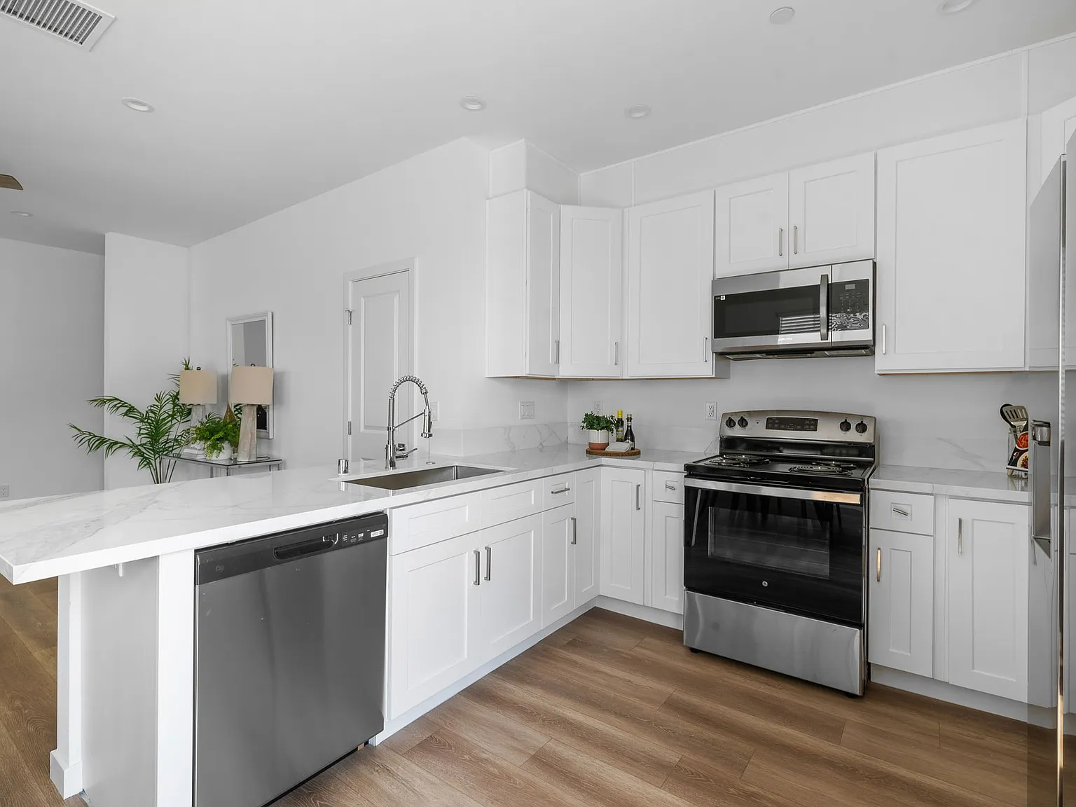 4 bed, 2.5 bath, 1330 sqft, $4,250 — Photo 4