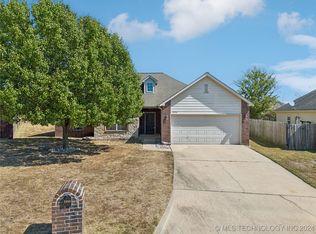 2606 SW Wolf Run Dr, Claremore, OK 74019