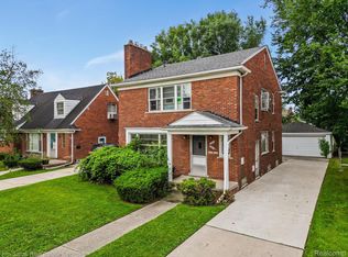 2013 Vernier Rd, Grosse Pointe Woods, MI 48236