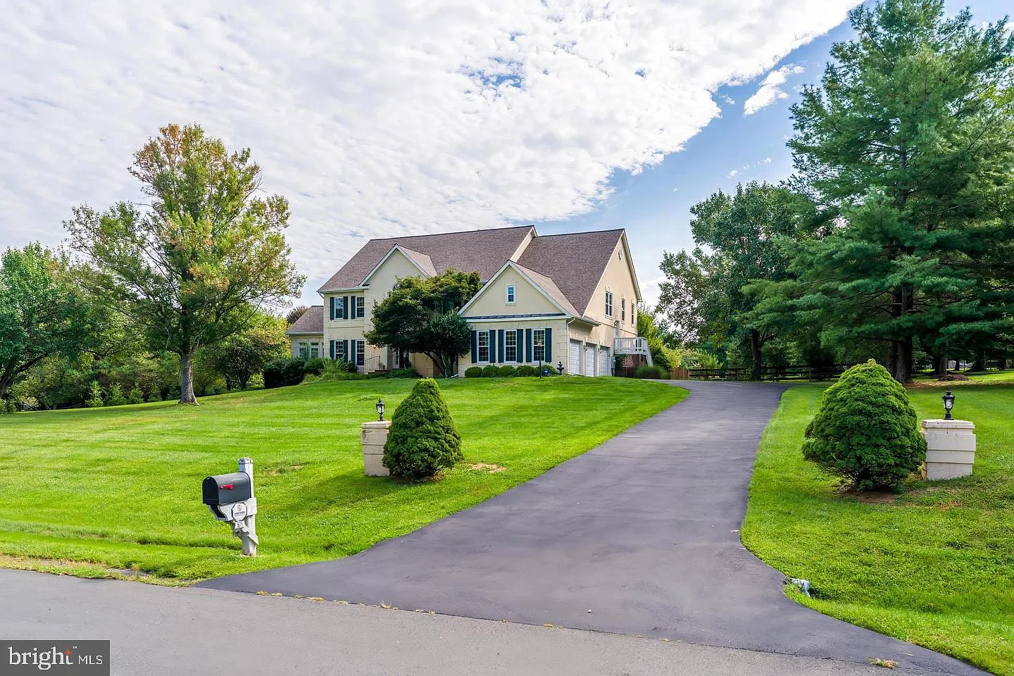 6 bed, 4.5 bath, 6967 sqft, $7,900 — Photo 2