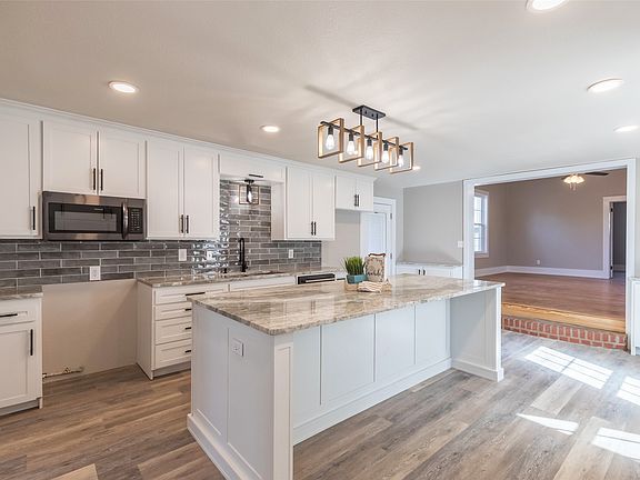 3rd image of 601 N Avenue G