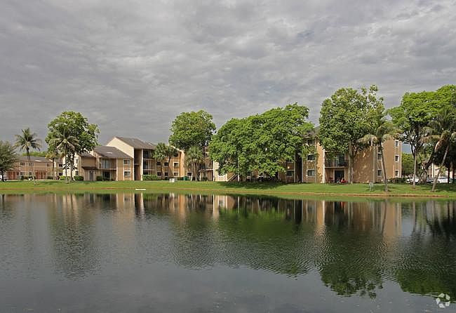 1st image of 252 Palm Cir W