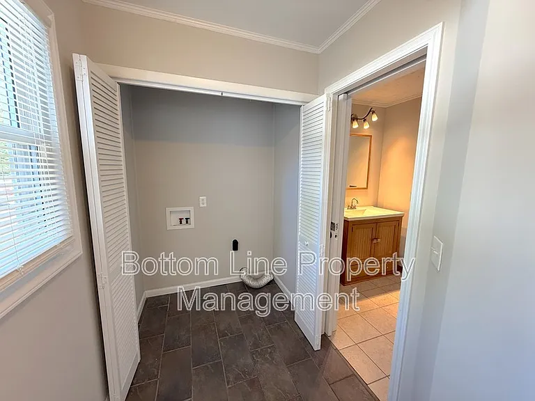 1024 E 10th St — Photo 6