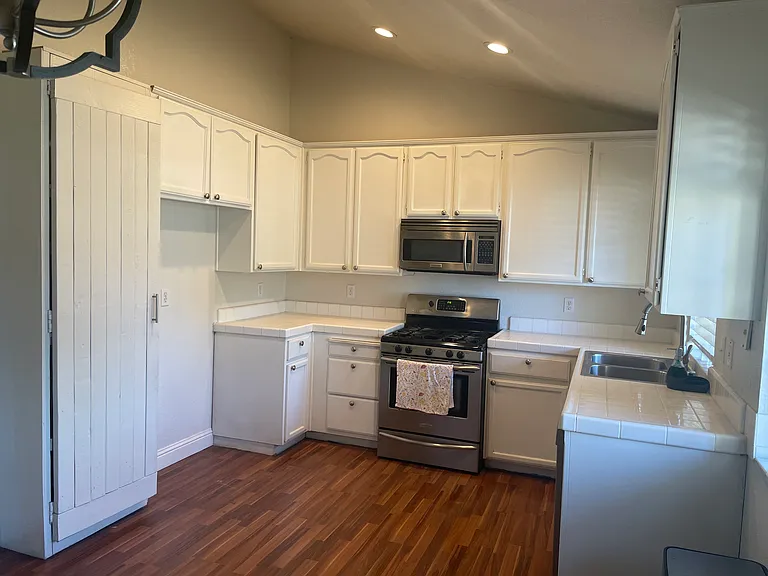 1092 Kirksey Dr — Photo 3