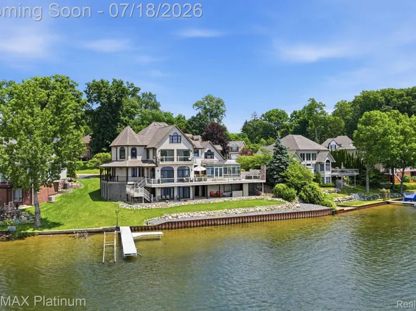 997 Thompson Shore Dr, Howell, MI 48843