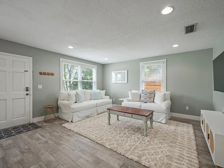 537 Margaret St — Photo 7