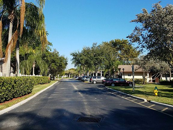 4th image of 2626 Carambola Cir N