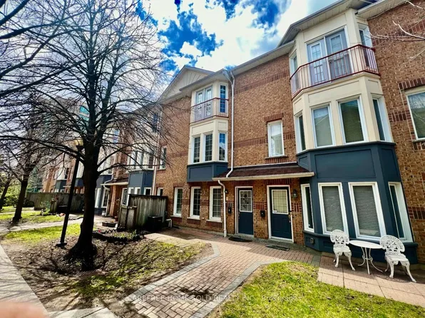 151 Townsgate Dr #8, Vaughan, ON L4J 8J7