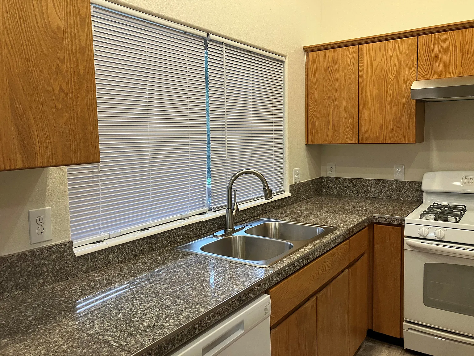 3 bed, 1.5 bath, 1800 sqft, $2,785 — Photo 4