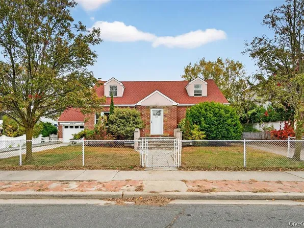 41 Ostend Rd, Island Park, NY 11558