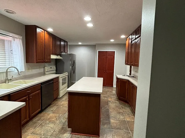 414 E Main St — Photo 10