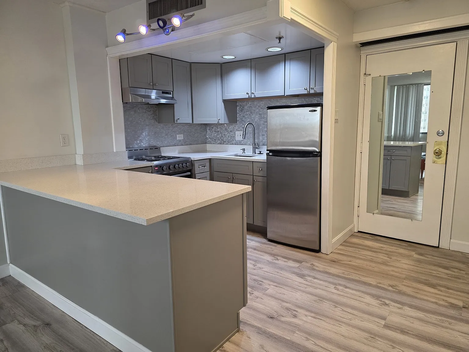 1 bed, 1.0 bath, 500 sqft, $1,900 — Photo 2