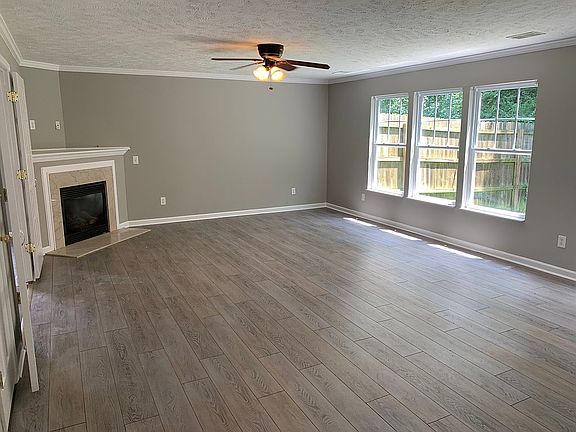 Family Room w/fireplace