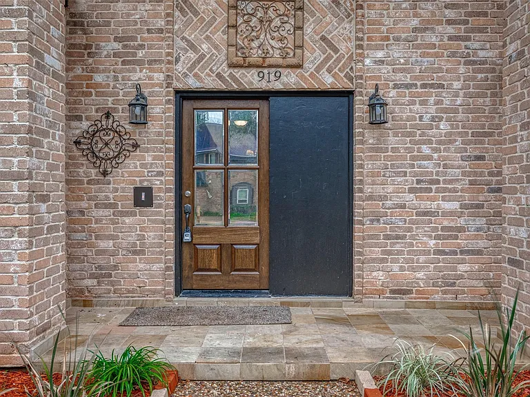 919 Mockingbird Way — Photo 3