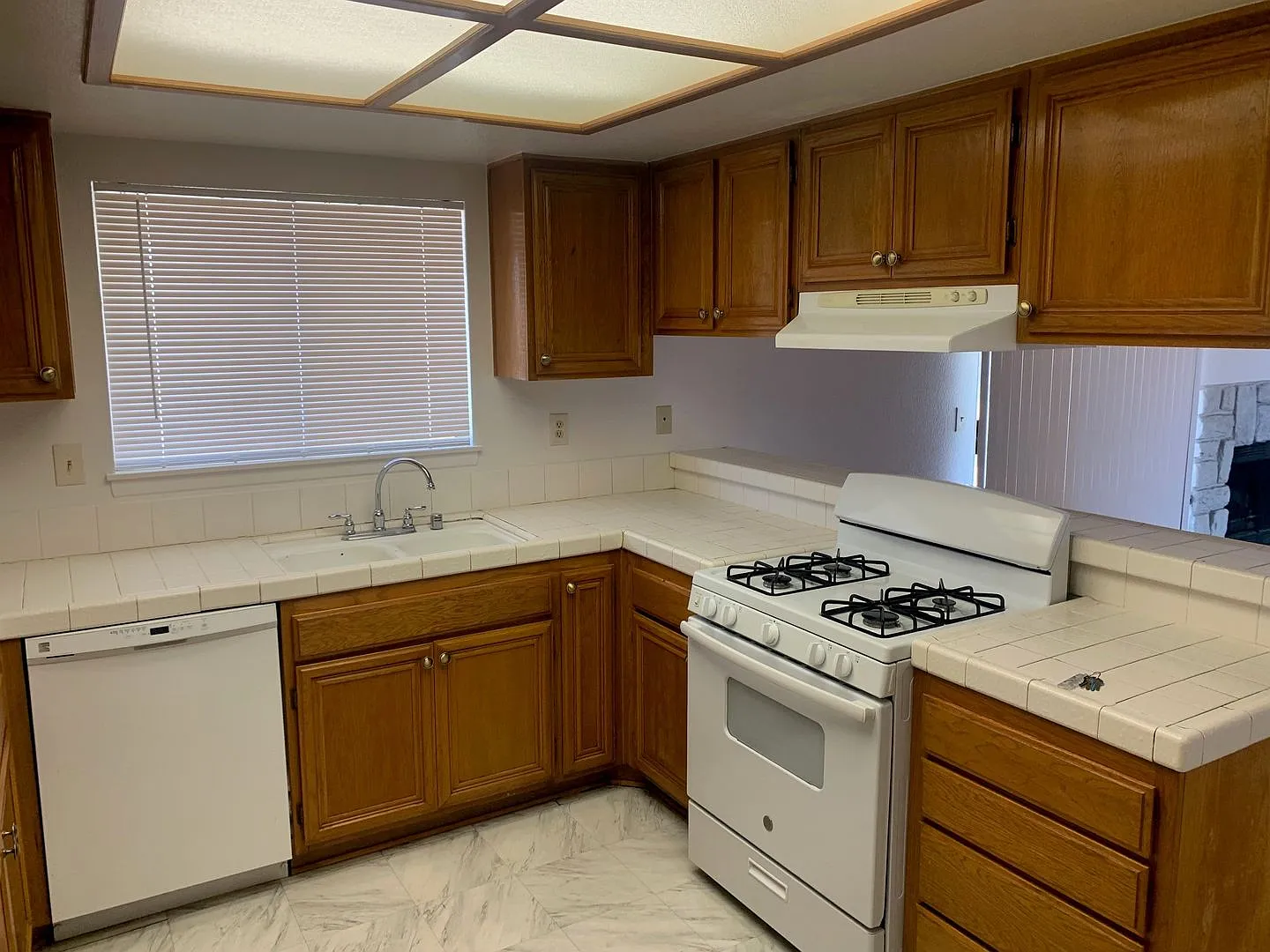 spacious 3 bedroom 2 bath home with large yard — Photo 3