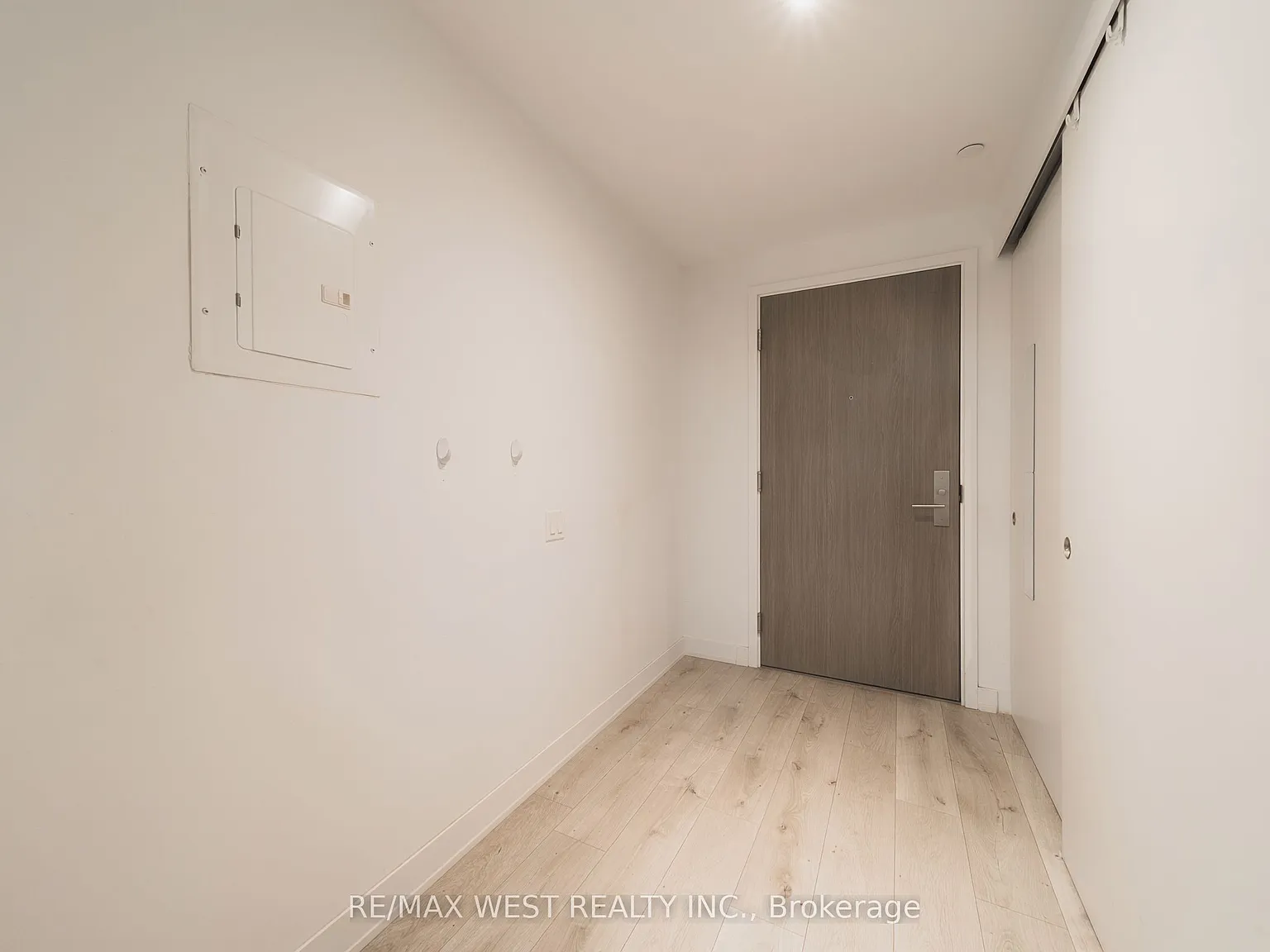 150 Redpath Condos — Photo 3