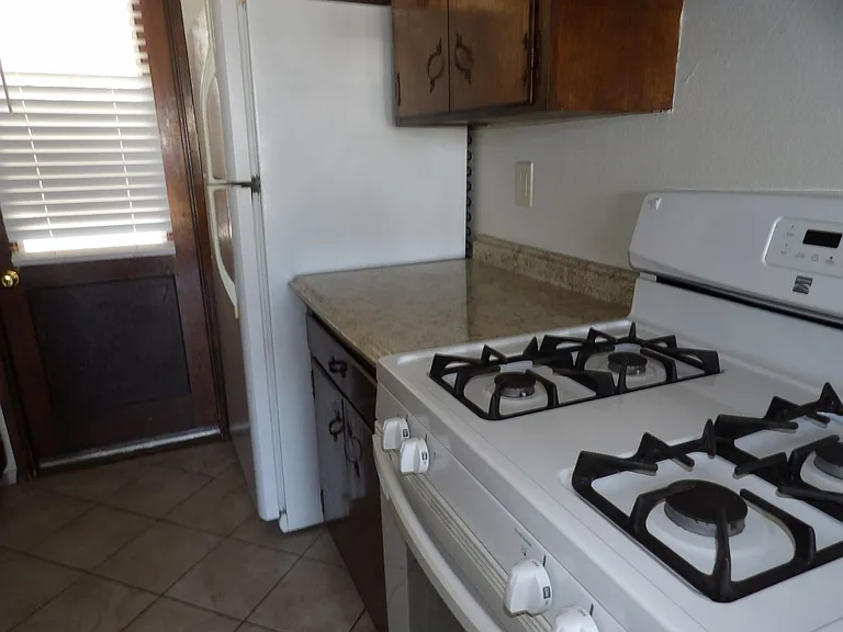 504 1/2 W Walnut Ave #A — Photo 5