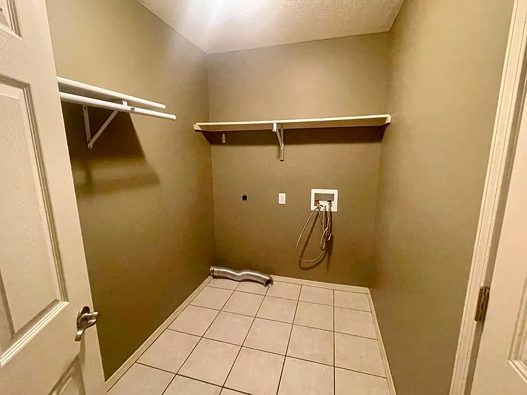 1702 Eastgate Cir — Photo 22
