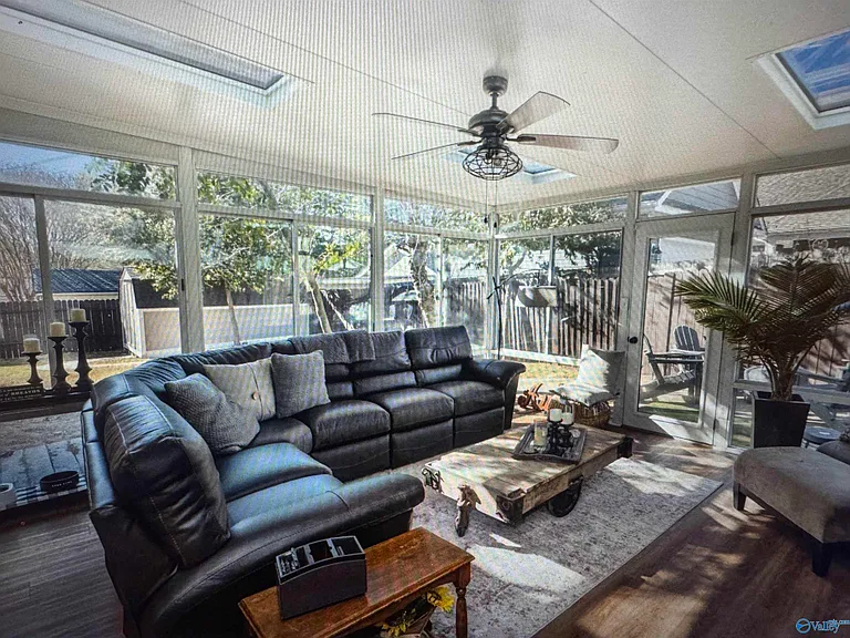 208 Surrey Rd SW — Photo 12