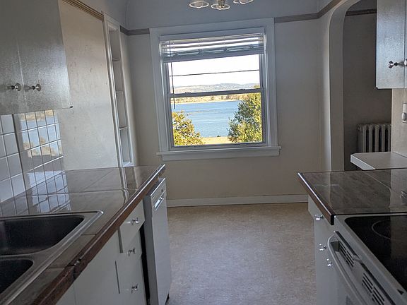 Fantastic Galley Kitchen and dining area, dishwasher and views for miles!