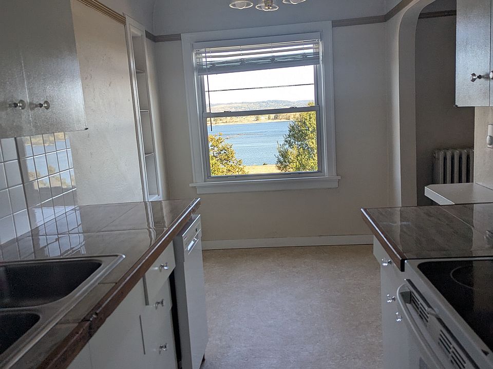 Fantastic Galley Kitchen and dining area, dishwasher and views for miles!