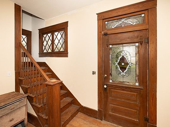 5th image of 909 E Houston Ave
