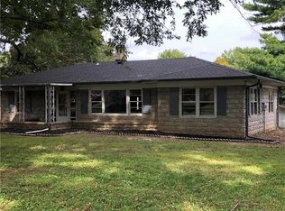 701 S Queen Ridge Dr, Independence, MO 64050