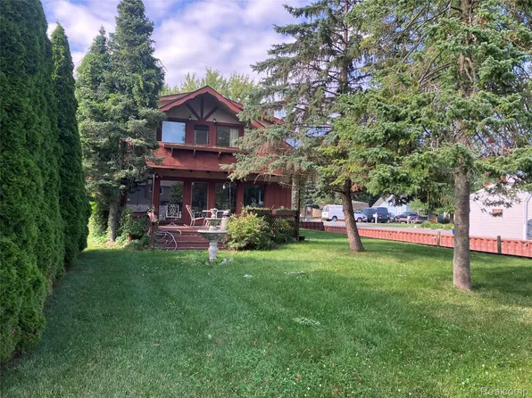 35754 Schmid Dr, New Baltimore, MI 48047