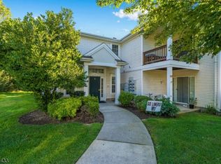 616 Honeybrook Cir, Stewartsville, NJ 08886