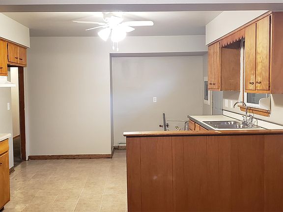 4th image of 611 E 52nd Ave