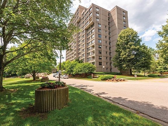 4th image of 250 Hammond Pond Pkwy APT 1607N