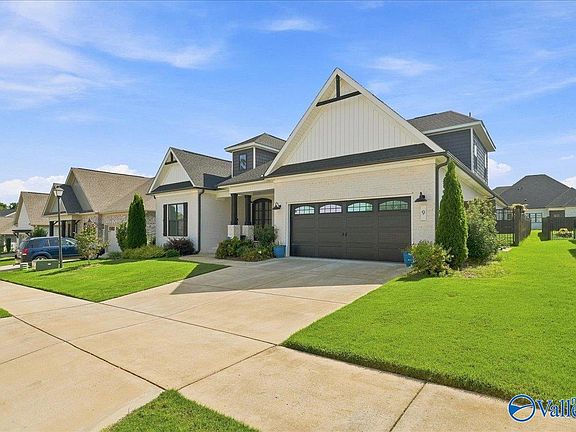 3rd image of 9 Thicket Grove Cir