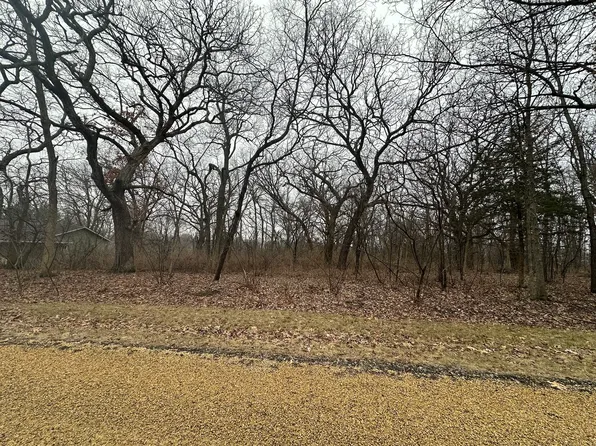 327 Wild Cherry Dr, Dixon, IL 61021