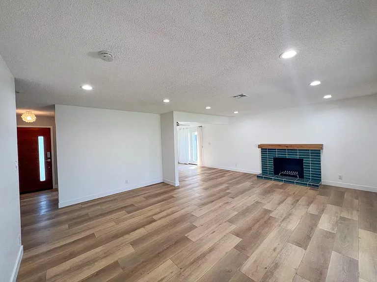 703 E Grove St — Photo 4
