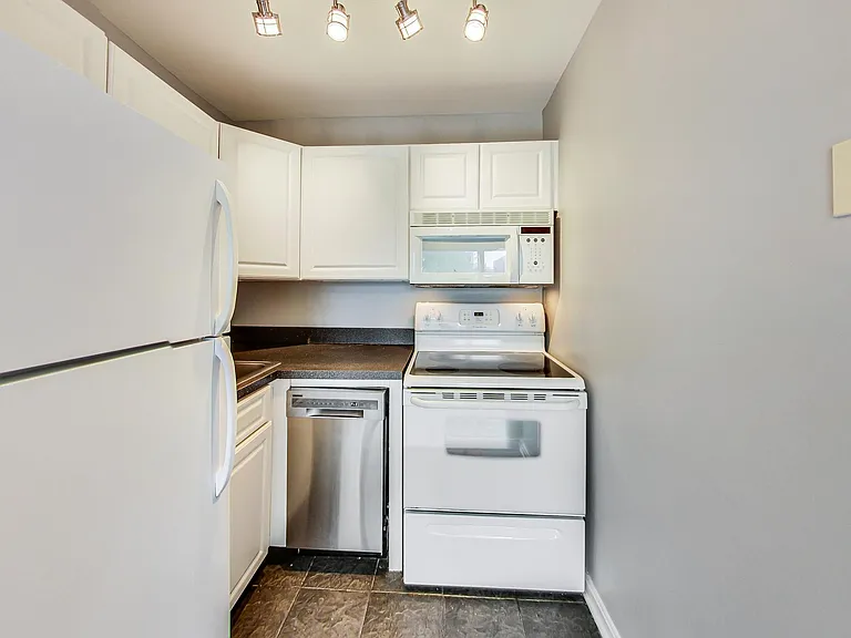 604 Longfellow St NW #303 — Photo 8