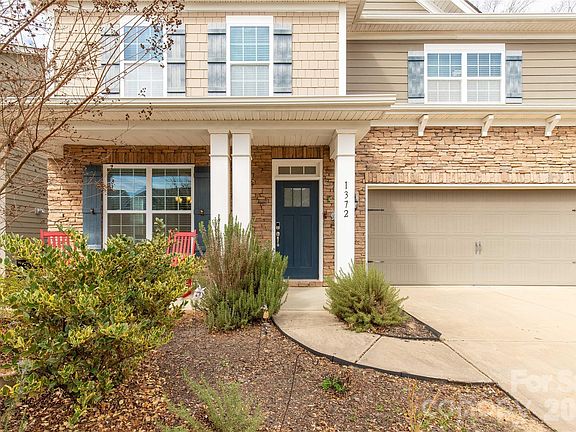 3rd image of 1372 Rainier Dr