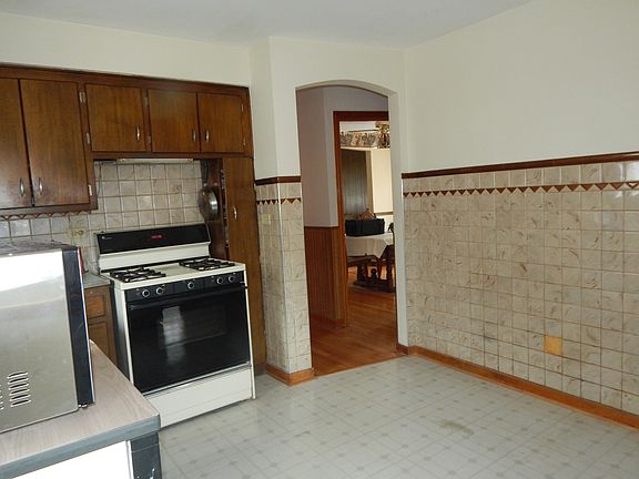 4th image of 9049 S Utica Ave