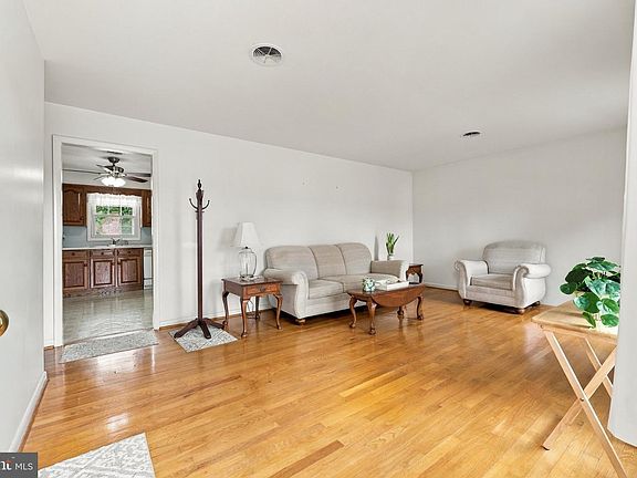 3rd image of 118 Tavern Rd