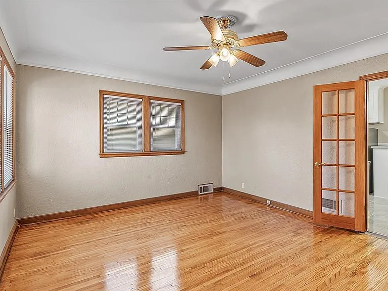 4331 Thomas Ave N — Photo 2