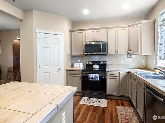 5th image of 2218 Pleasanton Court SE