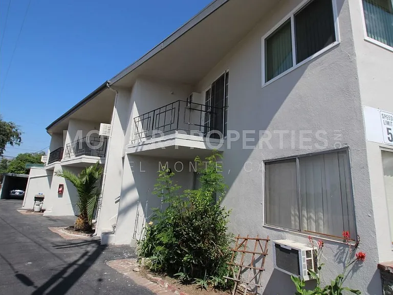 San Gabriel 803 — Photo 1