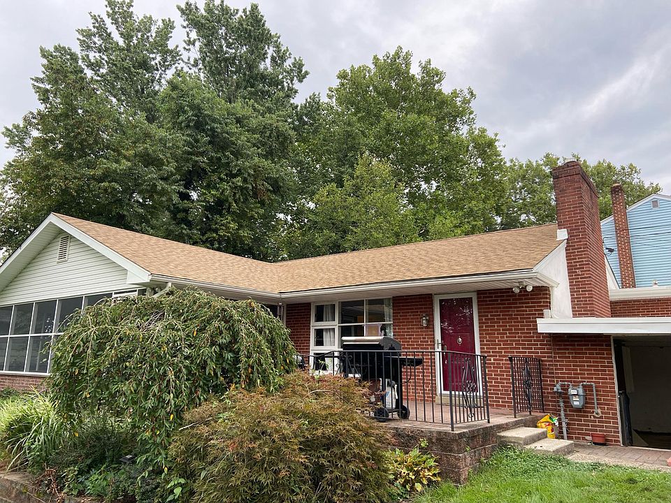 1st image of 440 W River Dr