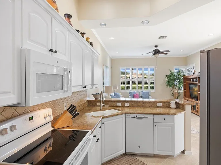 1735 Victoria Cir — Photo 17