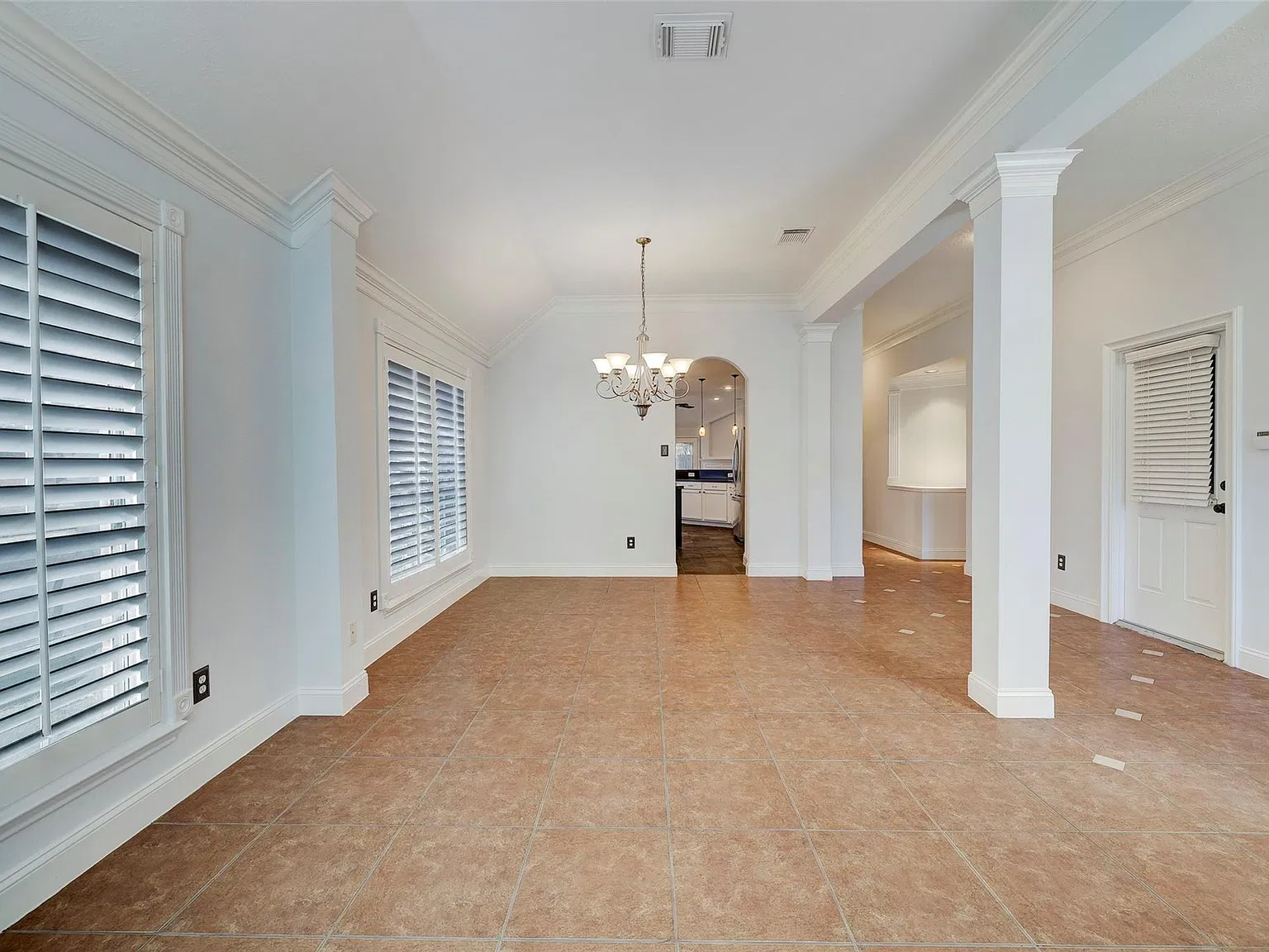 4 bed, 3.0 bath, 2350 sqft, $2,350 — Photo 4