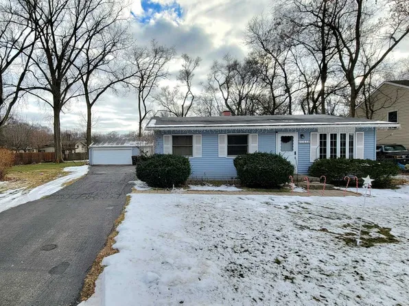 705 W Dowell Rd, McHenry, IL 60051