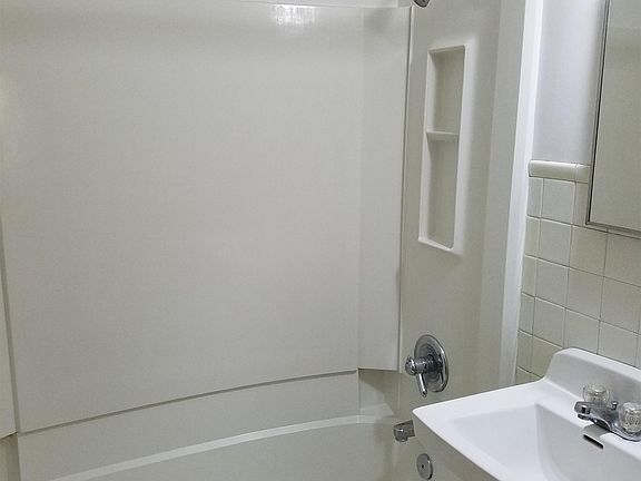 4th image of 2110 Campus St APT 3