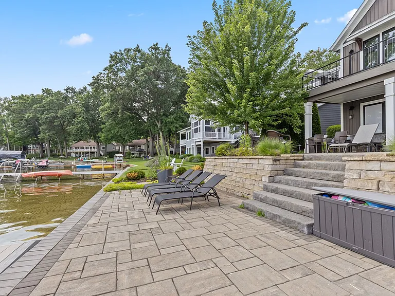 7002 Silver Lake Dr NE — Photo 35