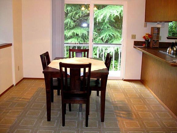 Dining room with vaulted ceilings and eating bar.
