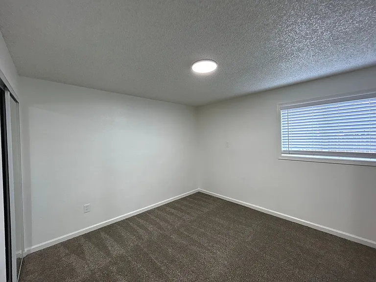 286 SW C St — Photo 13