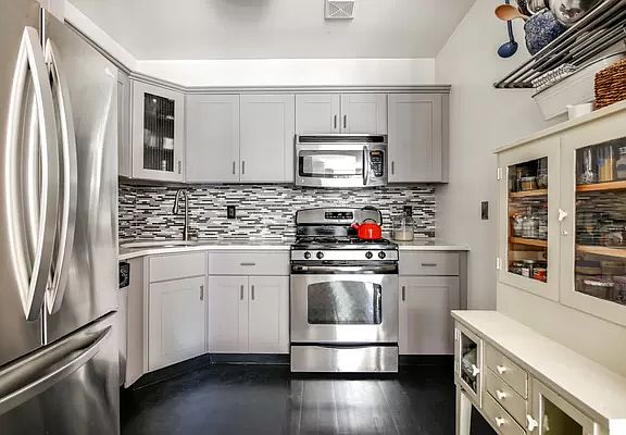4th image of 165 Madison St #A